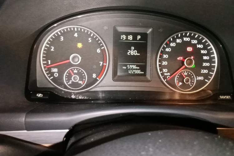 Used Volkswagen Touran 2011 1.4T DSG Zhiya Edition 5 Seats Odometer Close Up