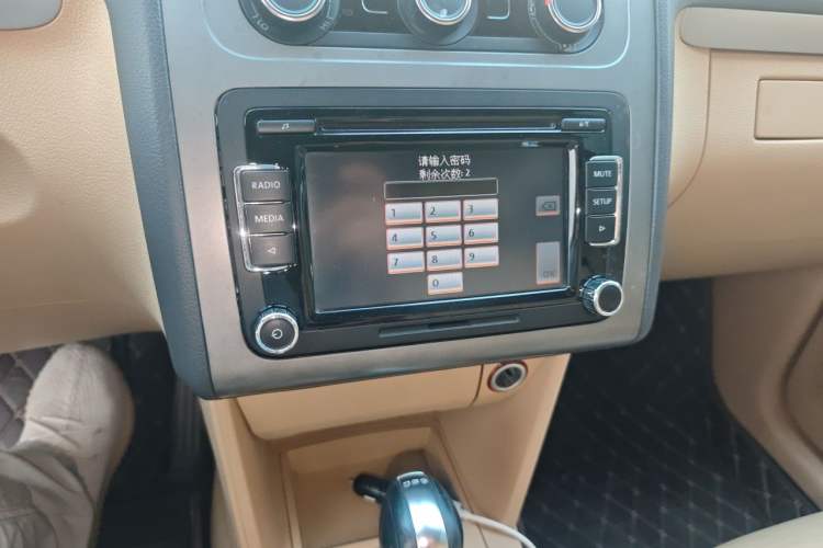 Used Volkswagen Touran 2011 1.4T DSG Zhiya Edition 5 Seats Odometer Close Up