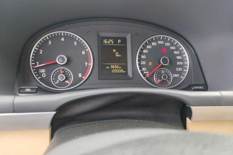 Used Volkswagen Touran 2011 1.4T DSG Zhiya Edition 5 Seats Odometer Close Up