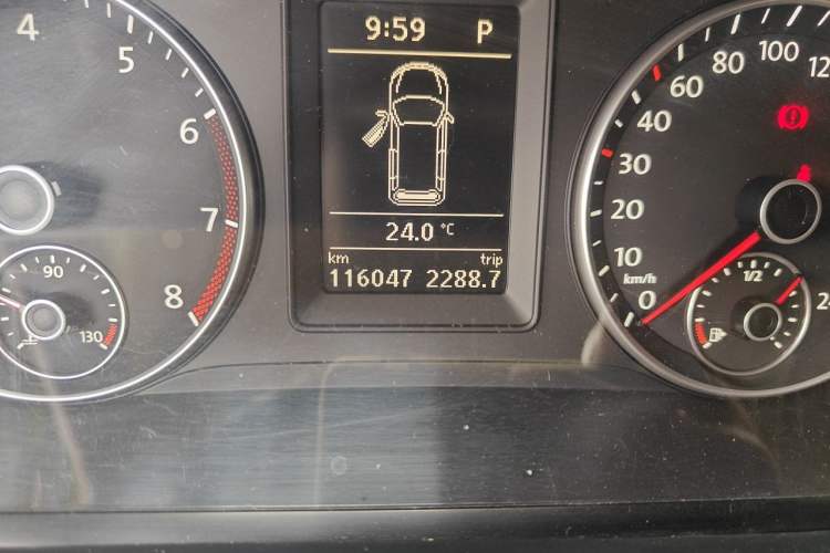 Used Volkswagen Touran 2011 1.4T DSG ZhiZhen Edition 5 Seats Odometer Close Up
