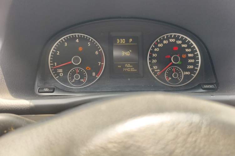 Used Volkswagen Touran 2011 1.4T DSG Zhiya Edition 5 Seats Odometer Close Up
