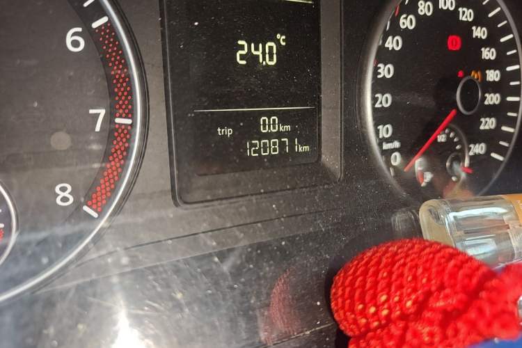 Used Volkswagen Touran 2011 1.4T DSG Zhiya Edition 5 Seats Odometer Close Up