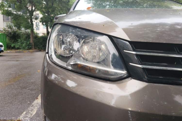 Used Volkswagen Touran 2011 1.4T Manual ZhiShang Edition 5-seater Right Front Headlight