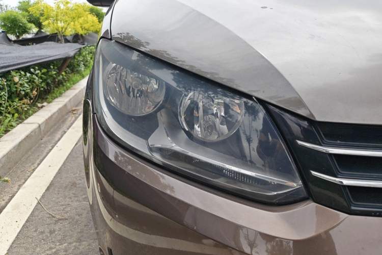 Used Volkswagen Touran 2011 1.4T Manual ZhiShang Edition 5-seater Right Front Headlight
