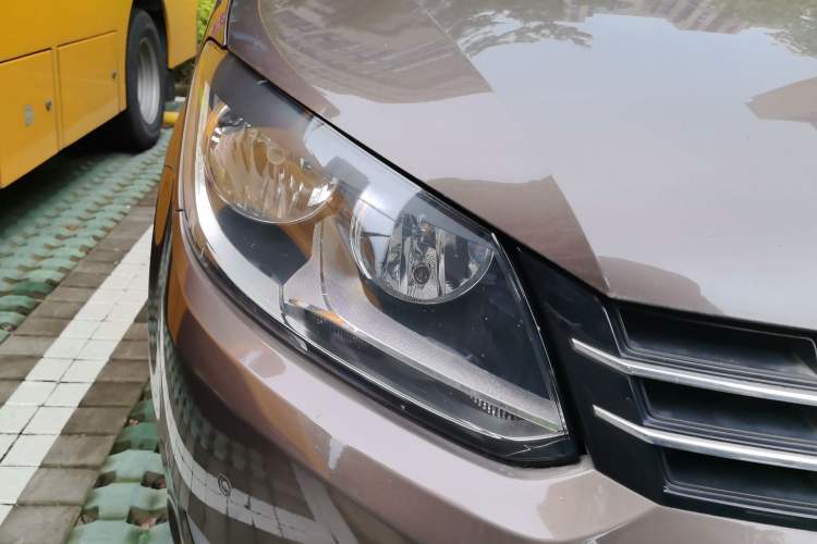 Used Volkswagen Touran 2011 1.4T DSG Zhiya Edition 5 Seats Right Front Headlight