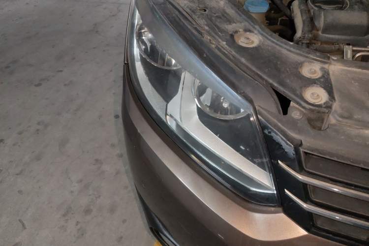 Used Volkswagen Touran 2011 1.4T DSG ZhiZhen Edition 5 Seats Right Front Headlight