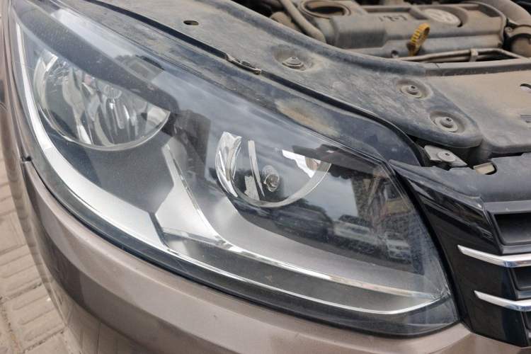 Used Volkswagen Touran 2011 1.4T DSG Zhiya Edition 5 Seats Right Front Headlight
