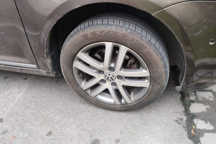 Used Volkswagen Touran 2011 1.4T DSG ZhiZhen Edition 5 Seats Right Front Wheel Hub