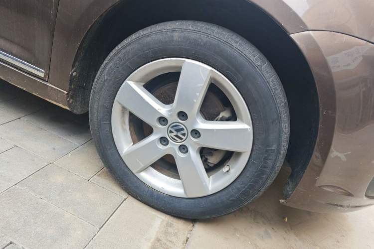 Used Volkswagen Touran 2011 1.4T DSG Zhiya Edition 5 Seats Right Front Wheel Hub