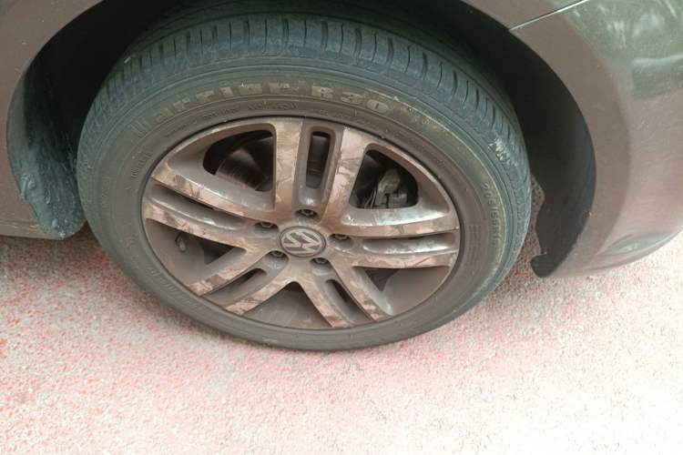 Used Volkswagen Touran 2011 1.4T Manual ZhiZhen Edition 5 Seats Right Front Wheel Hub