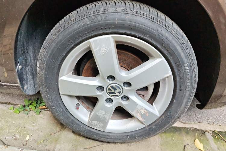 Used Volkswagen Touran 2011 1.4T DSG Zhiya Edition 5 Seats Right Front Wheel Hub