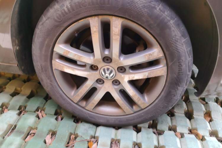 Used Volkswagen Touran 2011 1.4T DSG Zhiya Edition 5 Seats Right Front Wheel Hub