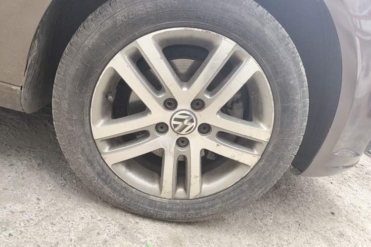 Used Volkswagen Touran 2011 1.4T DSG ZhiZhen Edition 5 Seats Right Front Wheel Hub