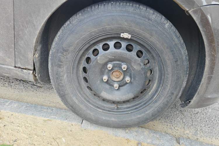 Used Volkswagen Touran 2011 1.4T Manual ZhiShang Edition 5-seater Right Front Wheel Hub