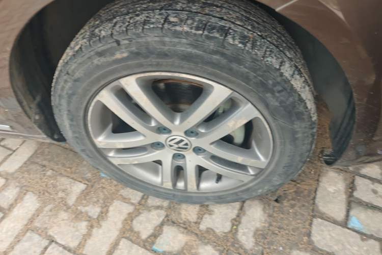 Used Volkswagen Touran 2011 1.4T DSG ZhiZhen Edition 5 Seats Right Front Wheel Hub