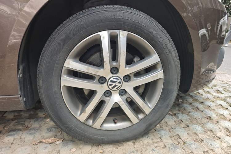Used Volkswagen Touran 2011 1.4T DSG ZhiZhen Edition 5 Seats Right Front Wheel Hub