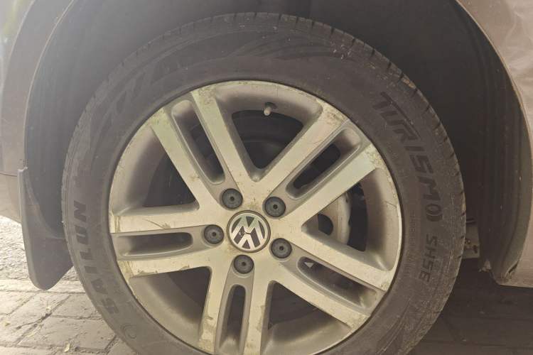 Used Volkswagen Touran 2011 1.4T DSG ZhiZhen Edition 5 Seats Right Front Wheel Hub