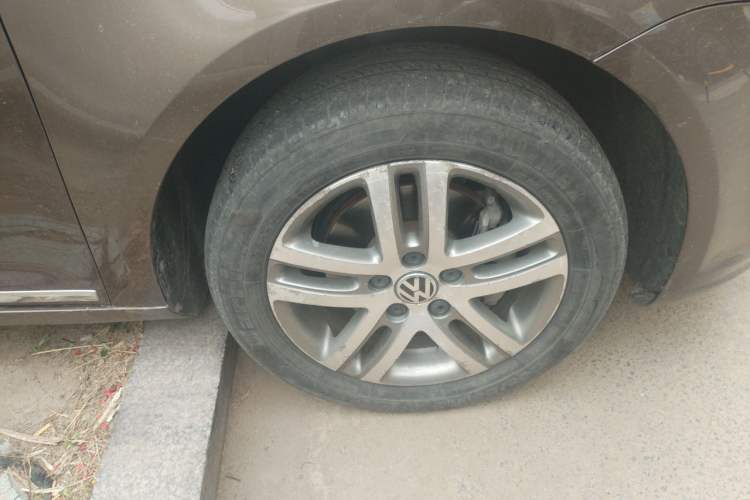 Used Volkswagen Touran 2011 1.4T DSG ZhiZhen Edition 5 Seats Right Front Wheel Hub