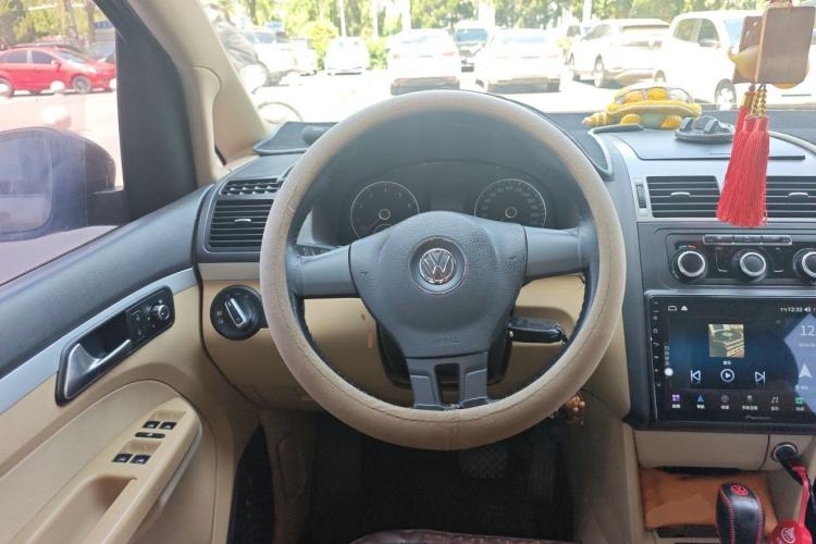 Used Volkswagen Touran 2011 1.4T DSG Zhiya Edition 5 Seats Steering Wheel