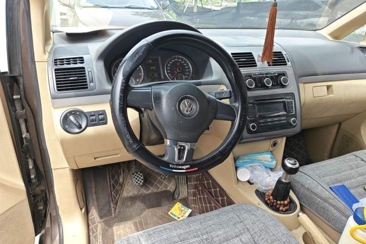 Used Volkswagen Touran 2011 1.4T Manual ZhiShang Edition 5-seater Steering Wheel