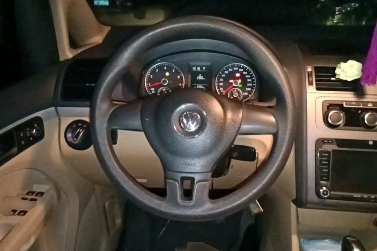 Used Volkswagen Touran 2011 1.4T DSG Zhiya Edition 5 Seats Steering Wheel