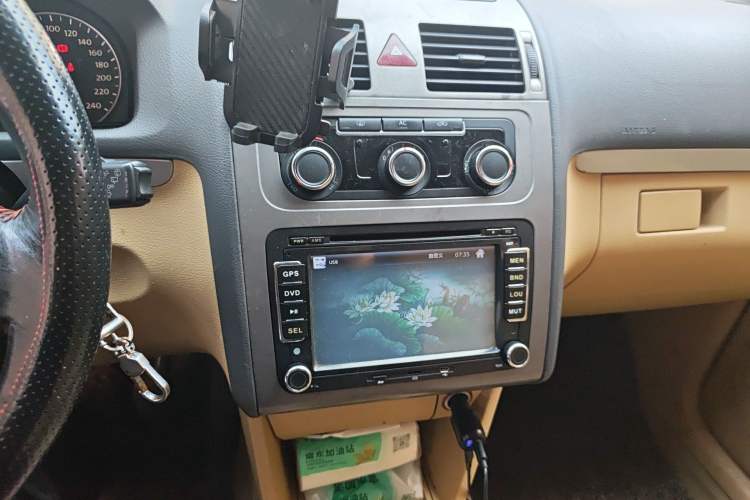 Used Volkswagen Touran 2011 1.4T Manual ZhiShang Edition 5-seater Audio And AC Panel