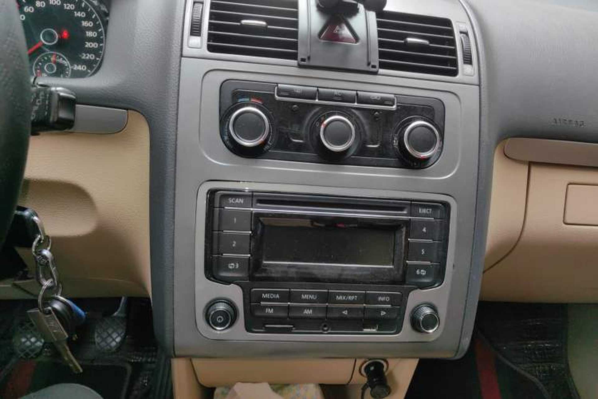 Used Volkswagen Touran 2011 1.4T Manual Zhiya Edition 5 Seats Audio And AC Panel