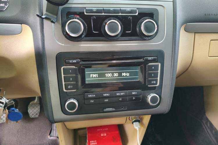 Used Volkswagen Touran 2011 1.4T Manual ZhiShang Edition 5-seater Audio And AC Panel