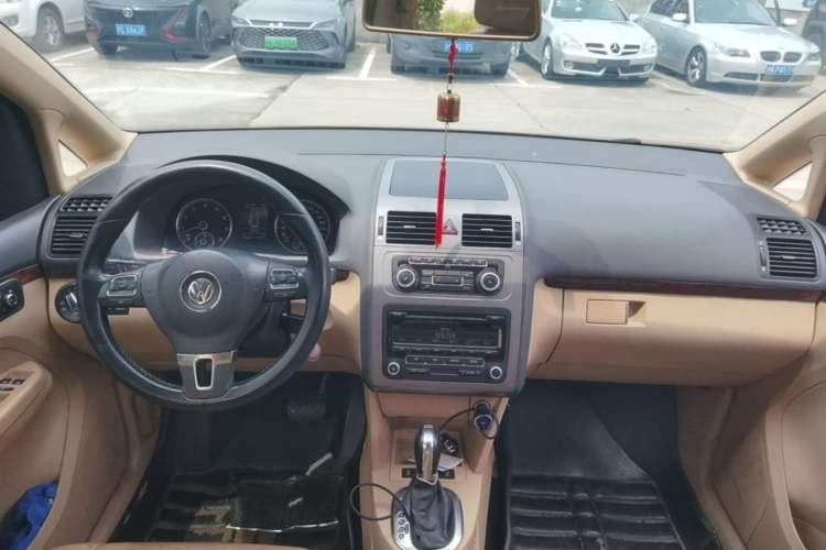 Used Volkswagen Touran 2011 1.4T DSG ZhiZhen Edition 5 Seats Center Console