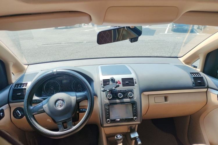 Used Volkswagen Touran 2011 1.4T Manual Zhiya Edition 5 Seats Center Console