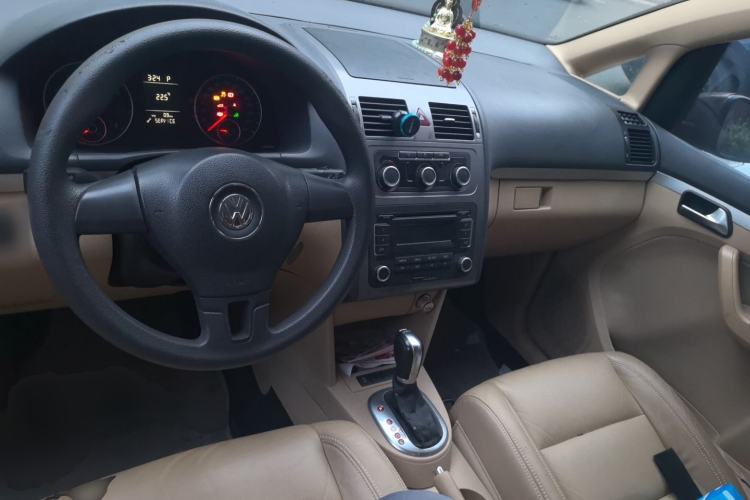 Used Volkswagen Touran 2011 1.4T DSG Zhiya Edition 5 Seats Center Console