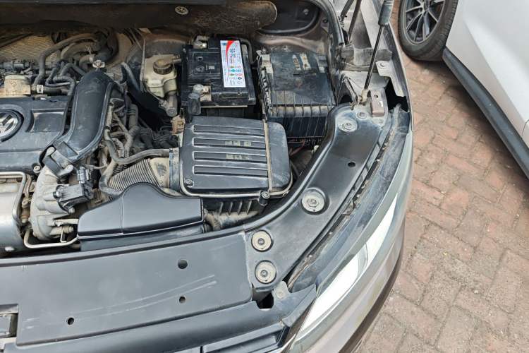 Used Volkswagen Touran 2011 1.4T Manual ZhiShang Edition 5-seater Engine Bay Left