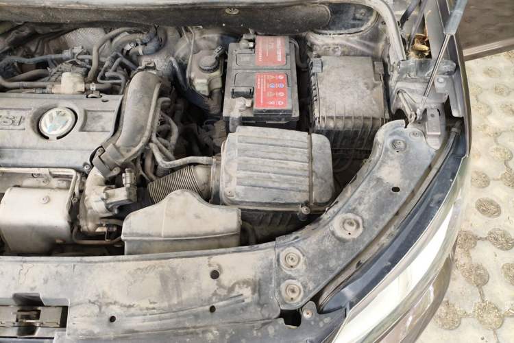 Used Volkswagen Touran 2011 1.4T Manual ZhiShang Edition 5-seater Engine Bay Left
