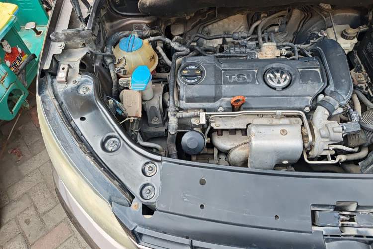 Used Volkswagen Touran 2011 1.4T Manual ZhiShang Edition 5-seater Engine Bay Right