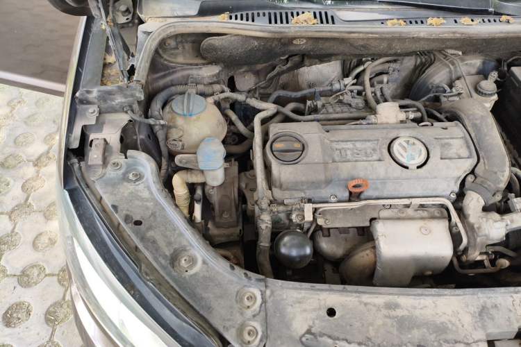Used Volkswagen Touran 2011 1.4T Manual ZhiShang Edition 5-seater Engine Bay Right