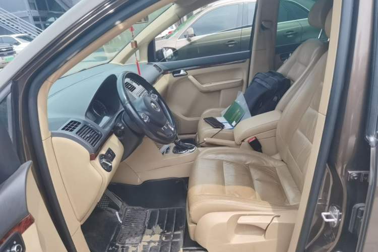 Used Volkswagen Touran 2011 1.4T DSG ZhiZhen Edition 5 Seats Left Front Seat