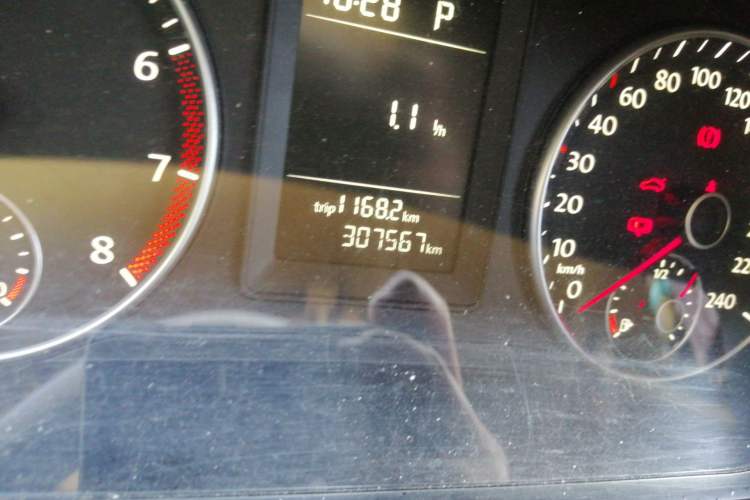 Used Volkswagen Touran 2011 1.4T DSG Zhiya Edition 5 Seats Odometer Close Up