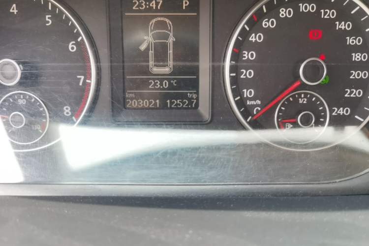 Used Volkswagen Touran 2011 1.4T DSG ZhiZhen Edition 5 Seats Odometer Close Up