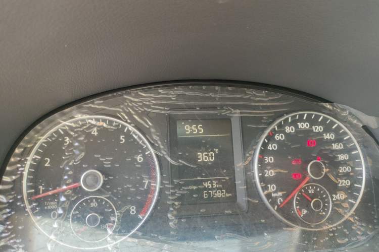 Used Volkswagen Touran 2011 1.4T Manual Zhiya Edition 5 Seats Odometer Close Up