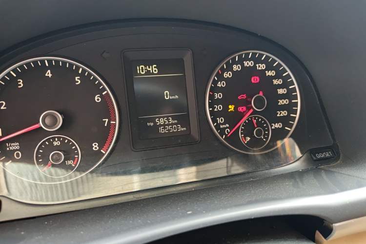 Used Volkswagen Touran 2011 1.4T Manual ZhiShang Edition 5-seater Odometer Close Up