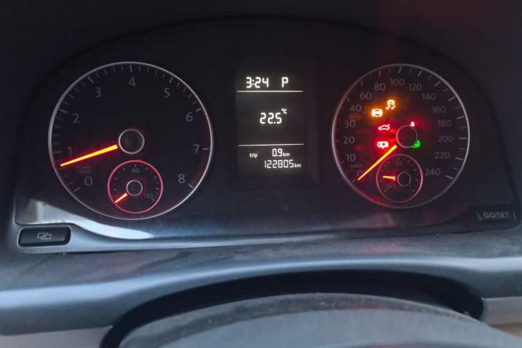 Used Volkswagen Touran 2011 1.4T DSG Zhiya Edition 5 Seats Odometer Close Up