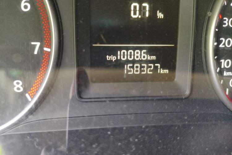 Used Volkswagen Touran 2011 1.4T Manual ZhiShang Edition 5-seater Odometer Close Up