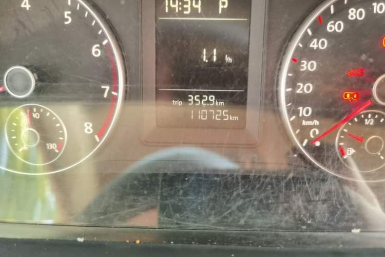 Used Volkswagen Touran 2011 1.4T DSG Zhiya Edition 5 Seats Odometer Close Up