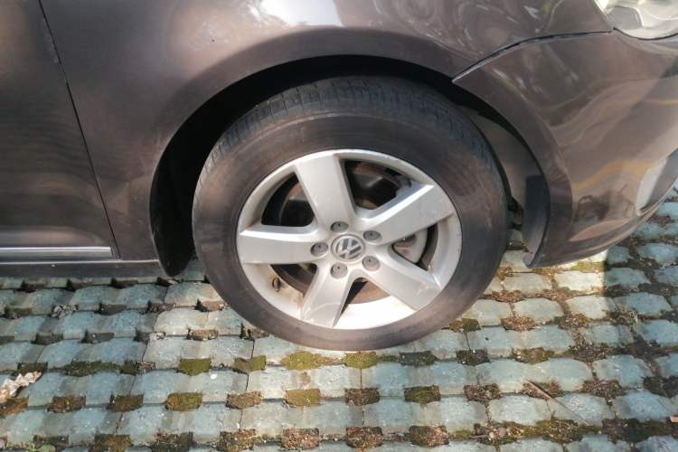 Used Volkswagen Touran 2011 1.4T DSG Zhiya Edition 5 Seats Right Front Wheel Hub