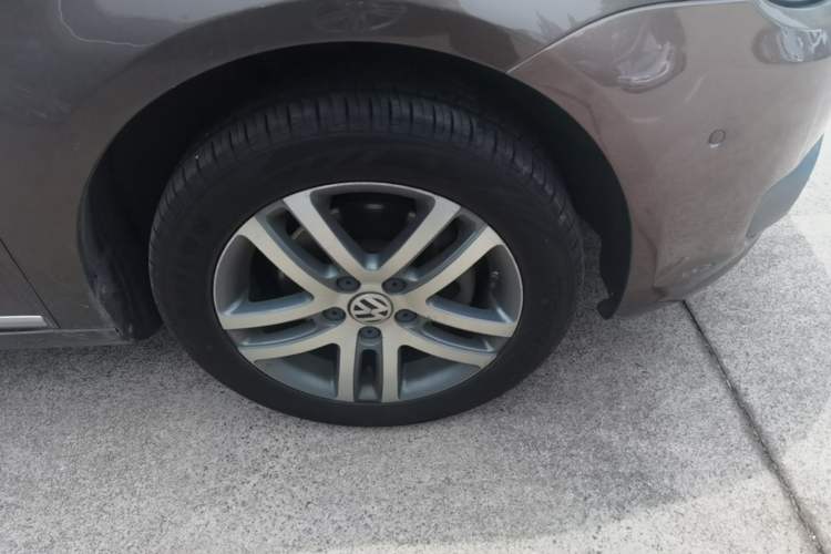 Used Volkswagen Touran 2011 1.4T DSG ZhiZhen Edition 5 Seats Right Front Wheel Hub