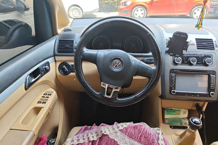 Used Volkswagen Touran 2011 1.4T Manual ZhiShang Edition 5-seater Steering Wheel