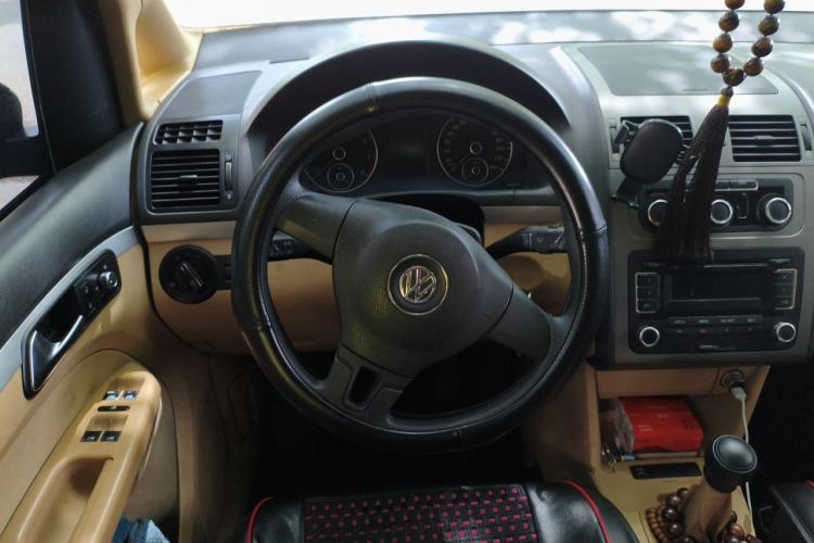 Used Volkswagen Touran 2011 1.4T Manual ZhiShang Edition 5-seater Steering Wheel