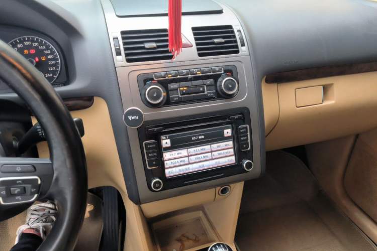 Used Volkswagen Touran 2011 1.4T Manual ZhiZhen Edition 5 Seats Audio And AC Panel