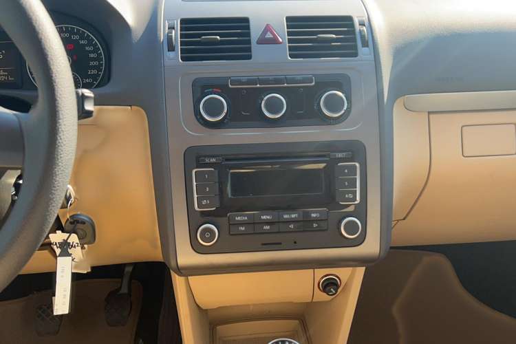 Used Volkswagen Touran 2011 1.4T Manual ZhiShang Edition 5-seater Audio And AC Panel