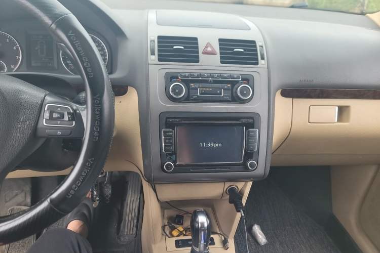 Used Volkswagen Touran 2011 1.4T DSG ZhiZhen Edition 7-Seater Audio And AC Panel